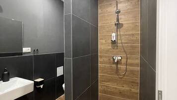 Studio, eigenes Bad | Badezimmer | Dusche, Haartrockner, Handtücher, Seife