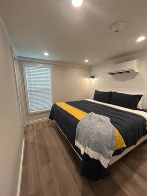 WiFi, bed sheets - Harbor Light | Modern Tiny Home with River Charm (Vicksburg)