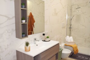 SĂšche-cheveux, bidet, serviettes fournies, savon