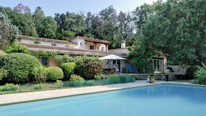 A swimming pool with a house in the background. - Estate with olive grove near Grimaud (Cogolin)