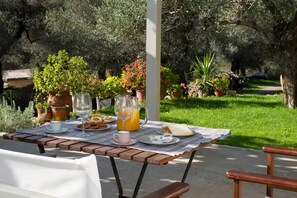 Outdoor dining - Dolonas Cozy House (Kisamos)