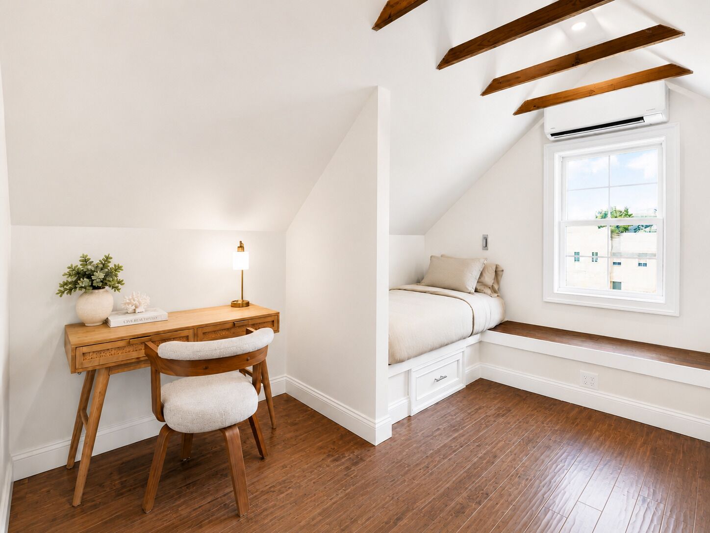 5 bedrooms, desk, iron/ironing board, travel crib