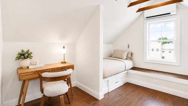Un dormitorio con escritorio, silla, cama y ventana con vistas.