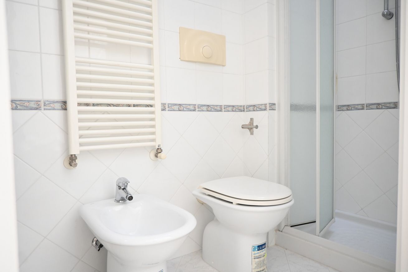 Shower, bidet, towels