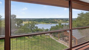 En balkon med udsigt over et sølandskab.