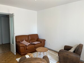 Living area - T3 Apartment near Alpes Isère Airport with Balcony (Saint-Étienne-de-Saint-Geoirs)