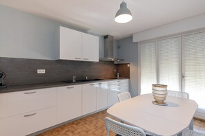 Een koelkast, een magnetron, een oven, een kookplaat