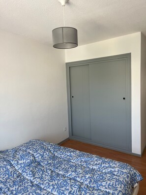Room - T3 Apartment near Alpes Isère Airport with Balcony (Saint-Étienne-de-Saint-Geoirs)