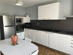 Fridge, microwave, oven, stovetop - T3 Apartment near Alpes Isère Airport with Balcony (Saint-Étienne-de-Saint-Geoirs)