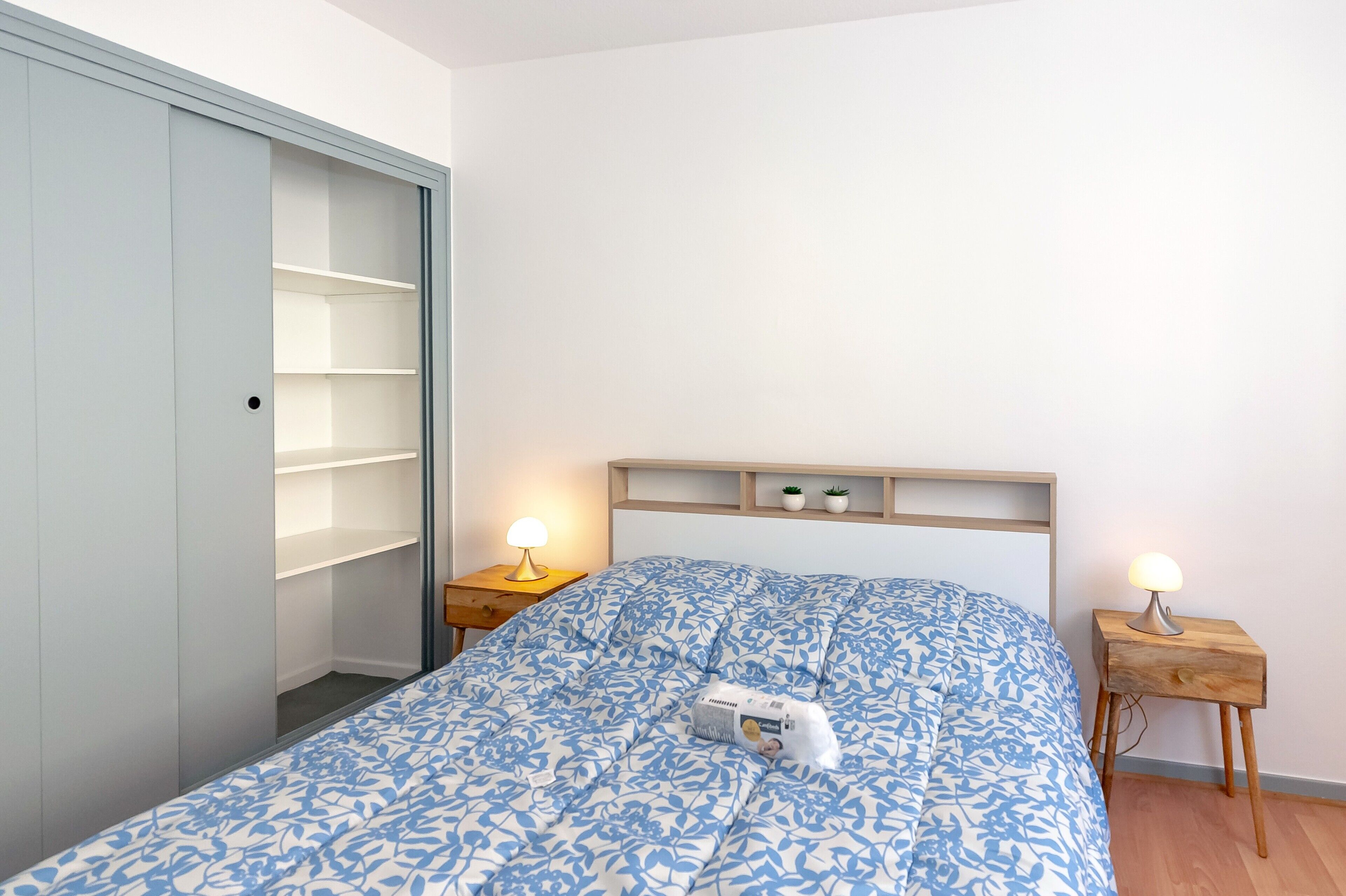 Tabla de planchar con plancha y ropa de cama 