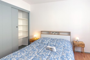 Iron/ironing board, bed sheets