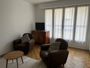 Living area - T3 Apartment near Alpes Isère Airport with Balcony (Saint-Étienne-de-Saint-Geoirs)