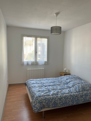Iron/ironing board, bed sheets - T3 Apartment near Alpes Isère Airport with Balcony (Saint-Étienne-de-Saint-Geoirs)