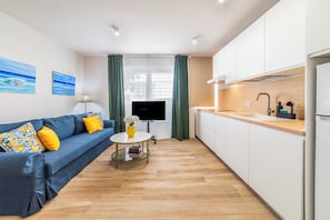 Ein modernes Wohnzimmer mit einer Couch, einem Couchtisch und einem Kunstwerk an der Wand.