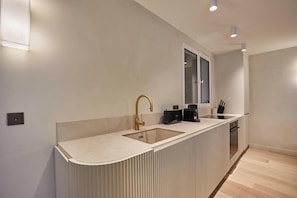 Wasserkocher mit Kaffee-/Teezubehör, Kühlschrank, Mikrowelle, Ofen