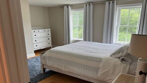 A bedroom with a bed, dresser, and windows. - Beautiful Townhouse close to both Short Sands and. (York)