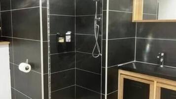 Douche, serviettes fournies