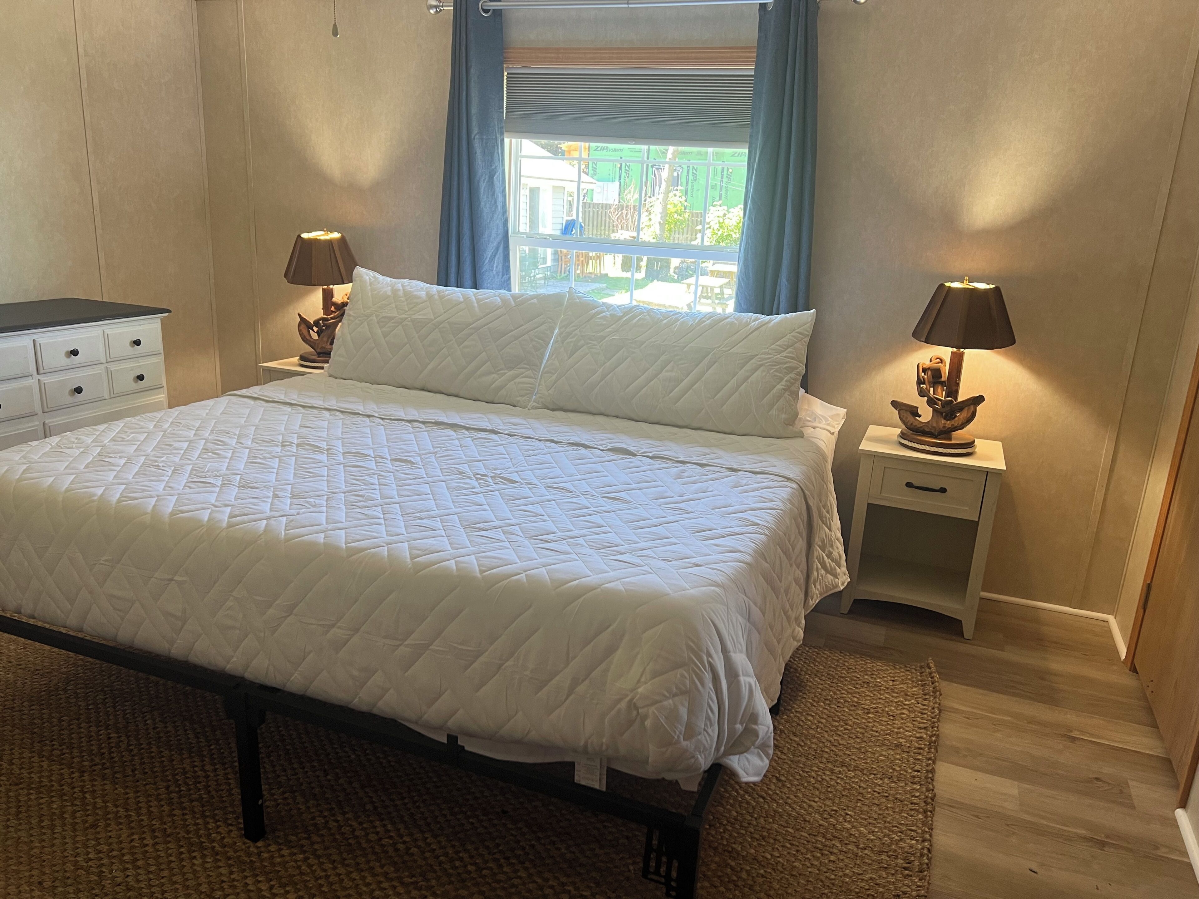 2 bedrooms, internet, bed sheets