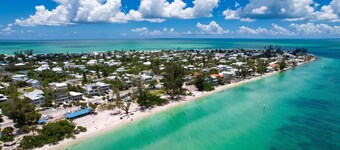 ANNA MARIA GEM- adorable 3BR/2BA NEWLY REDONE HOUSE -JUST STEPS FROM THE BEACH