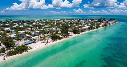 ANNA MARIA GEM- adorable 3BR/2BA NEWLY REDONE HOUSE -JUST STEPS FROM THE BEACH