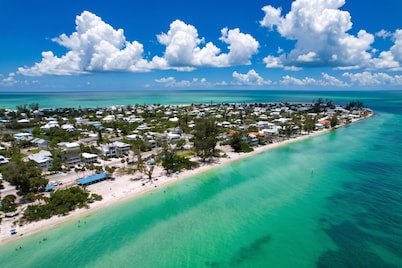 ANNA MARIA GEM- adorable 3BR/2BA NEWLY REDONE HOUSE -JUST STEPS FROM THE BEACH