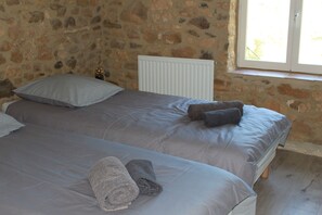 2 bedrooms, iron/ironing board, WiFi, bed sheets - Peaceful countryside family friendly gite (6) & panoramic heated pool. (Grives)