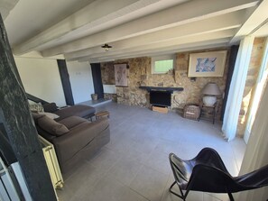 Smart TV - Peaceful countryside family friendly gite (6) & panoramic heated pool. (Grives)