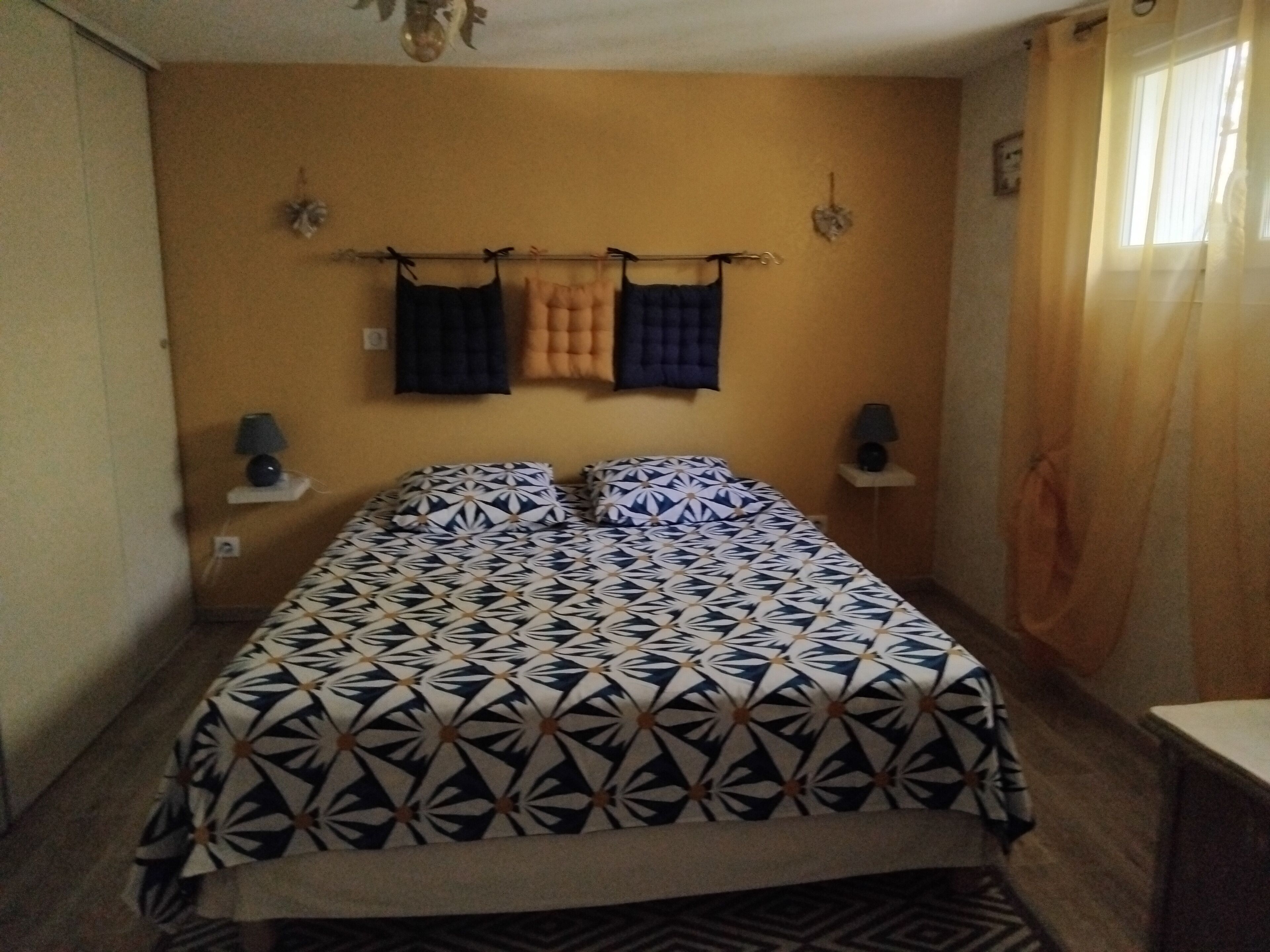 1 habitación, tabla de planchar con plancha, wifi y ropa de cama 