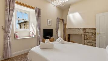 5 bedrooms, desk, iron/ironing board, travel cot