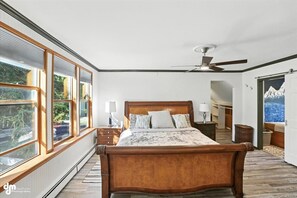 Room - Once a 1950s Alaska Railroad Section House, this unique home blends modern comfort with vintage soul (Anchorage)
