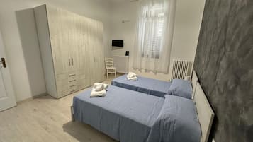 Tabla de planchar con plancha, wifi y ropa de cama