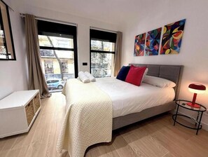 Escritorio, tabla de planchar con plancha, wifi gratis y ropa de cama 