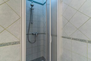 Dutxa, assecador de cabells, bidet i tovalloles 