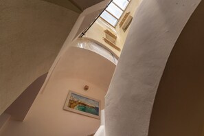 Eine geschwungene architektonische Gestaltung, ein Wandbild und ein Fenster mit Blick.