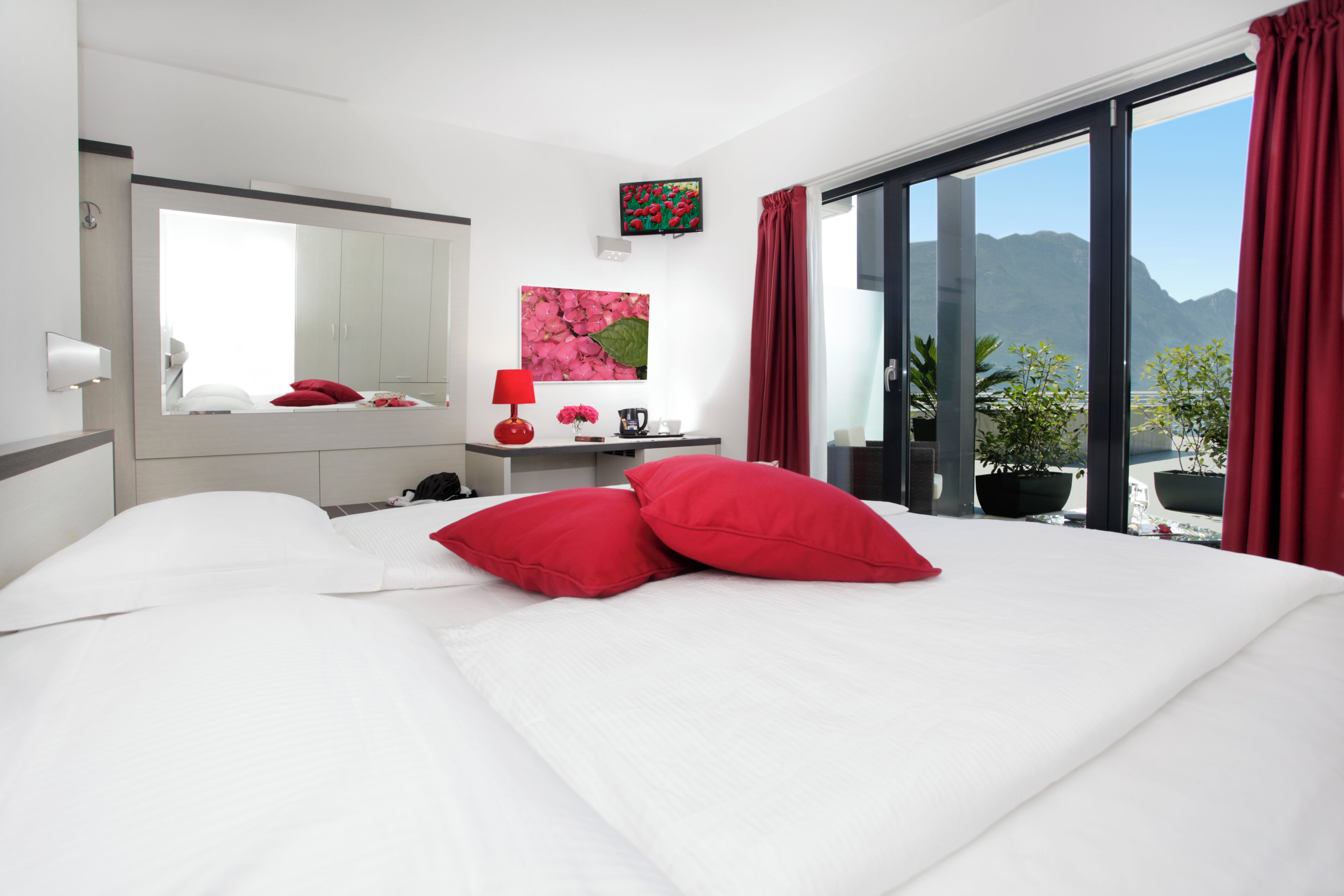 Camera doppia, 1 letto king, vista lago | Cassaforte in camera, Wi-Fi gratuito