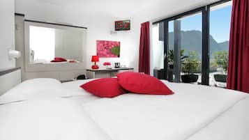 Double Room, 1 King Bed, Lake View | In-room safe, cots/infant beds, free WiFi, bed sheets