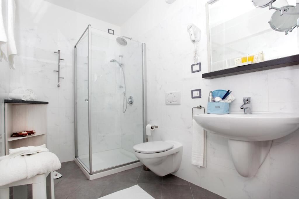 Dusche, kostenlose Toilettenartikel, Haartrockner, Hausschuhe