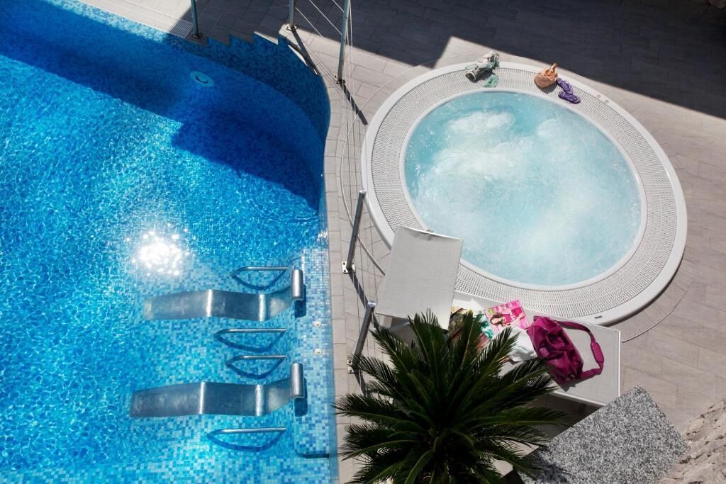 Seasonal outdoor pool, sun loungers