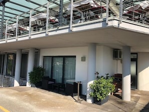 Quadrupla Economy, patio | Esterni