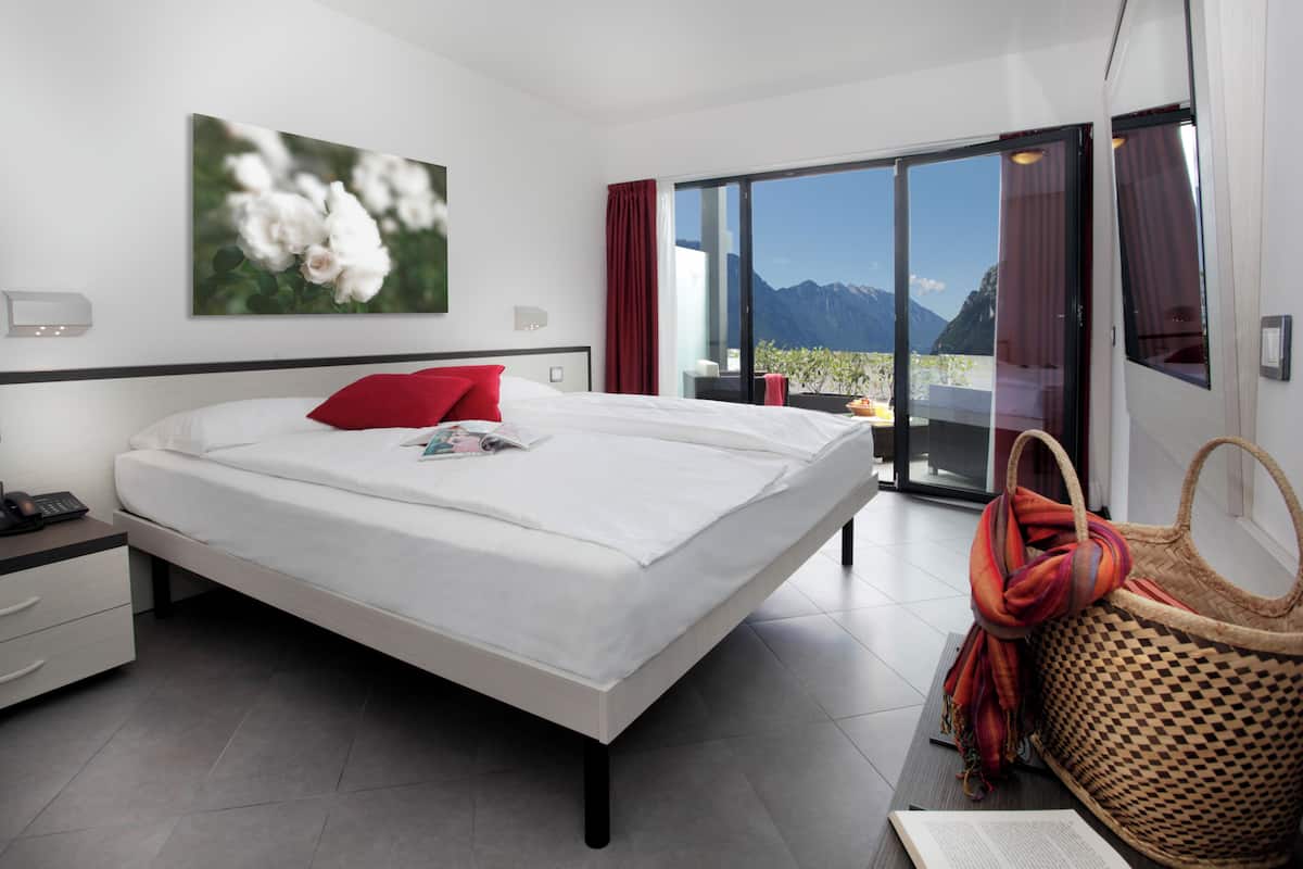Double Room, 1 King Bed, Lake View | In-room safe, blackout curtains, cots/infant beds, free WiFi
