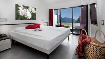 Tweepersoonskamer, 1 kingsize bed, uitzicht op meer | Een kluis op de kamer, babybedden, gratis wifi, beddengoed