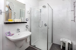 Appartamento, balcone, vista lago | Bagno | Pantofole
