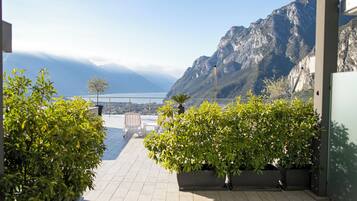 Doppelzimmer, 1 King-Bett, Seeblick | Terrasse/Patio