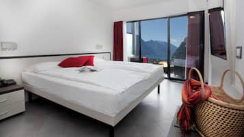 Tweepersoonskamer, 1 kingsize bed, uitzicht op meer | Een kluis op de kamer, babybedden, gratis wifi, beddengoed