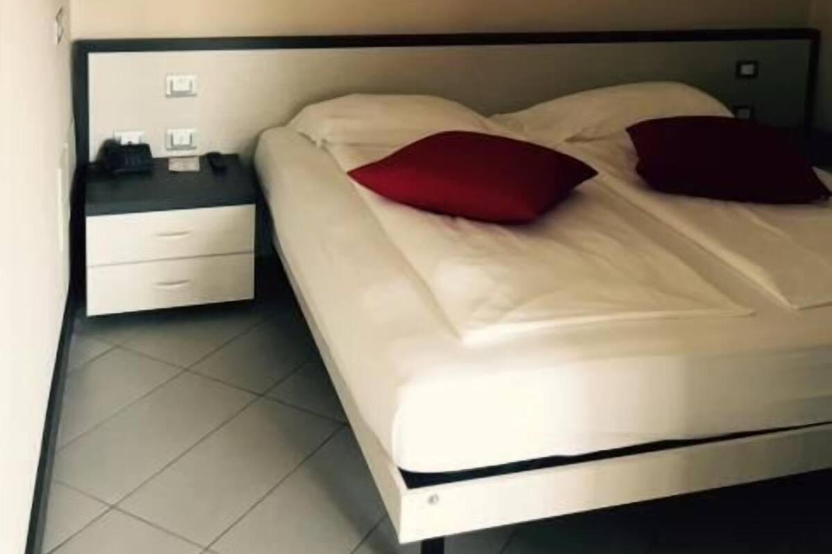 Neljän hengen economy-huone, patio | Tallelokero huoneessa, ilmainen Wi-Fi