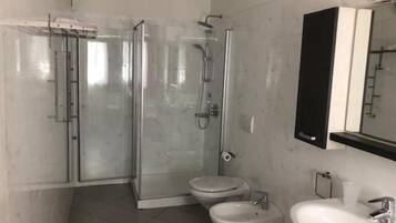Economy-Vierbettzimmer, Terrasse | Badezimmer