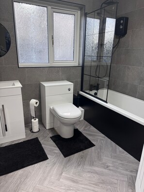 Bathroom - 2 bedroom house in central swansea (Swansea)