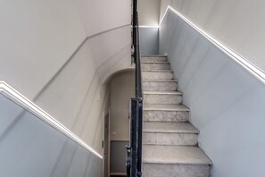 Interior - Venere's Villa (Roma)