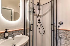 Shower, hair dryer, towels, soap - Venere's Villa (Roma)