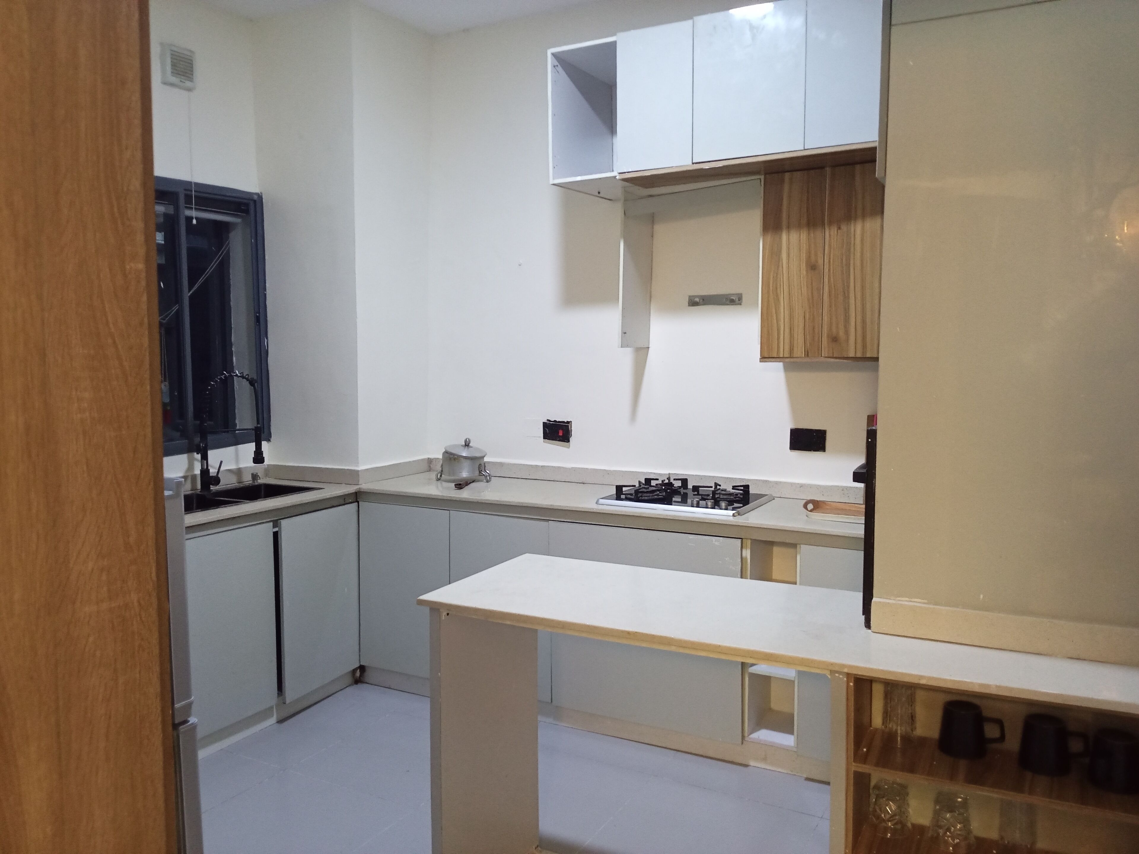 Lemari es, microwave, oven, dan kompor